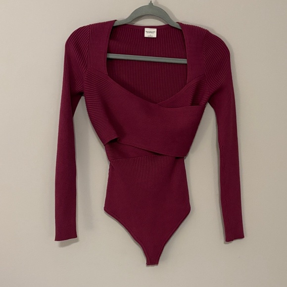 Abercrombie and Fitch wrap sweater bodysuit in dark pink size small - Picture 2 of 6